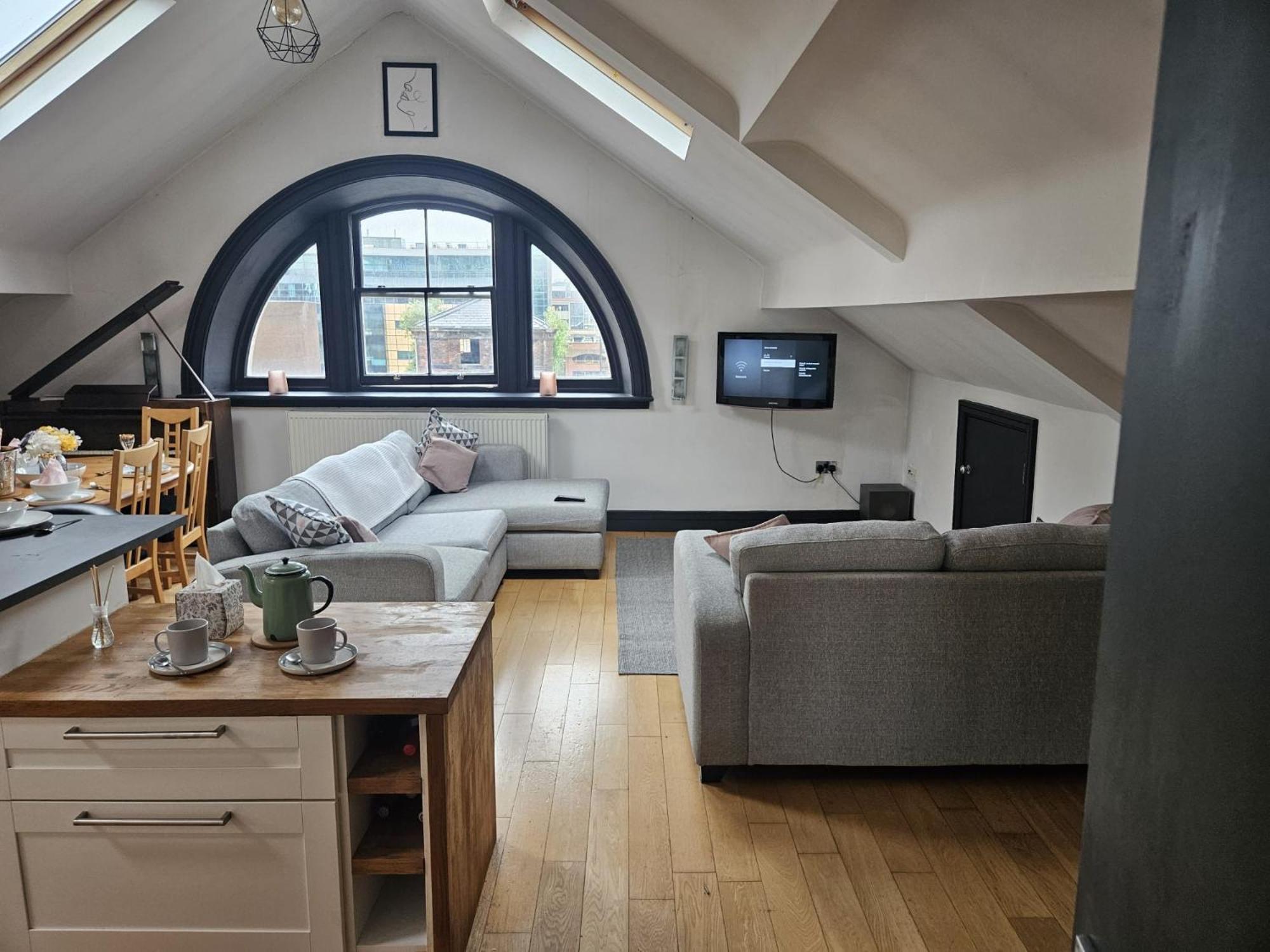 2 Bedroom City Centre Penthouse Loft Apartment Liverpool Bagian luar foto